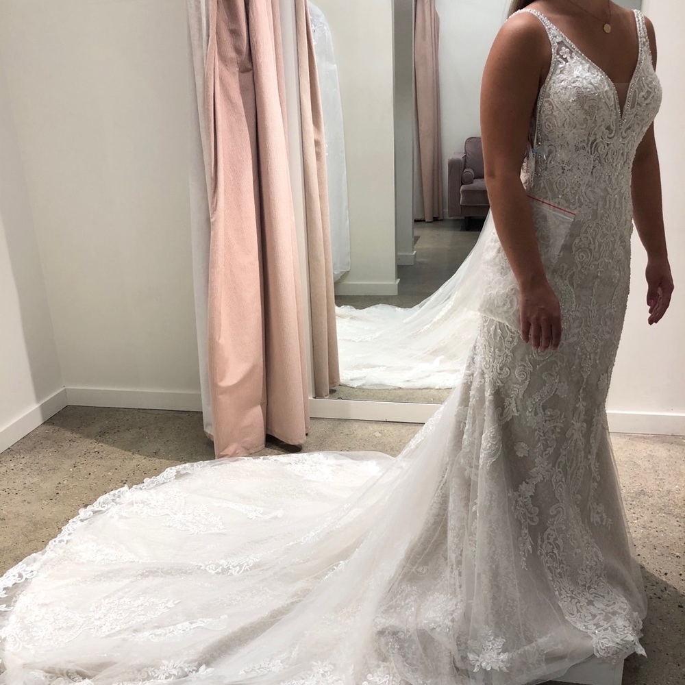 Martina Liana Wedding Gown - Picture 9 of 10